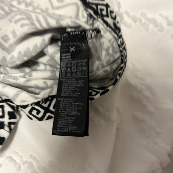 Forever 21 black/white patterned crop top - Picture 2 of 2